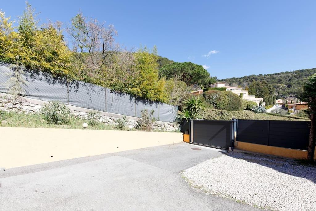 Studio au calme, avec terrasse et parking à Eze village Esterno foto